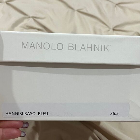 Manolo Blahnik Hangisi Raso in Bleu - Picture 4 of 11